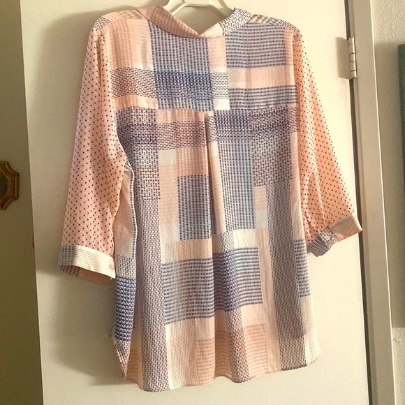 ❤️NWOT.  Rose+Olive lightweight and flowing abstract design blouse.  Size: 1X. - Picture 6 of 10